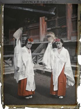 Image représentant Sanctuaire Kasuga-Wakamiya (Fukunokami), deux Kannagi ou Miko, danseuses sacrées