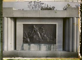 Image représentant Somme, Péronne, Le monument aux Morts de la Ville Bas relief de gauche