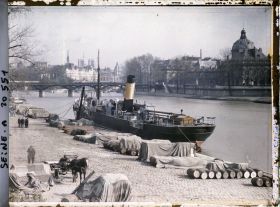 Image représentant Le quai du Louvre (actuel quai François-Mitterand) et l'île de la Cité, en face le quai de Conti et l'Institut de France