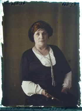 Image représentant https://musee-albert-kahn.s-museum.fr/home/NWQ2OTAwYzNmYjZlZTk1ZWQwODJmMjY4L2dlbmVyaWMtbm90aWNlLXRhYi9hdXRob3JpdHkvNjE3YTc5ZjVjZjhiODk2OGIzMzM3ZDIx/5d6900c3fb6ee95ed082f268/generic-notice-tab/authority/617a79ebcf8b8968b3337c14 Madame Daria Marie