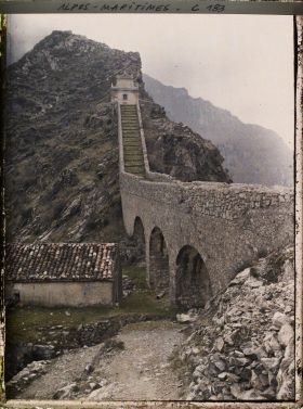 Image représentant La chapelle Notre-Dame de la Menour, entrée du village