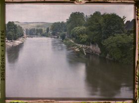 Image représentant France, Montignac, Les maisons de la rive gauche - vaches à l'abreuvoir