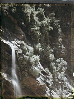 Image représentant Une cascade dans les gorges