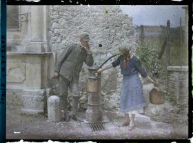 Image représentant Jeune femme à la fontaine avec soldat