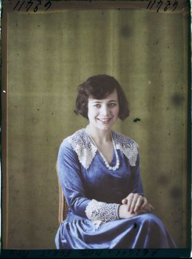 Image représentant https://musee-albert-kahn.s-museum.fr/home/NWQ2OTAwYzNmYjZlZTk1ZWQwODJmMjY4L2dlbmVyaWMtbm90aWNlLXRhYi9hdXRob3JpdHkvNjE3YTc5ZjVjZjhiODk2OGIzMzM3ZDIx/5d6900c3fb6ee95ed082f268/generic-notice-tab/authority/617a79ebcf8b8968b3336cc1 Mademoiselle Ferit Bey