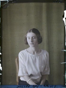 Image représentant https://musee-albert-kahn.s-museum.fr/home/NWQ2OTAwYzNmYjZlZTk1ZWQwODJmMjY4L2dlbmVyaWMtbm90aWNlLXRhYi9hdXRob3JpdHkvNjE3YTc5ZjVjZjhiODk2OGIzMzM3ZDIx/5d6900c3fb6ee95ed082f268/generic-notice-tab/authority/617a79ebcf8b8968b333763b Mademoiselle Proton