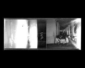 Image représentant Cingalais assis sous la veranda d'un bâtiment public ou d'un temple