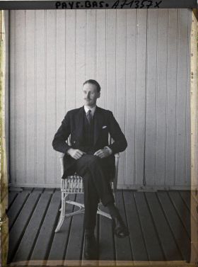 Image représentant Diplomate assis à une terrasse