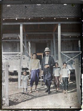 Image représentant Un fonctionnaire (?) cambodgien et sa famille, mêlant les styles de vêtements traditionnels (sampot) et occidentaux