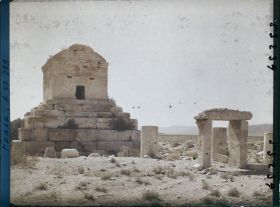 Image représentant Le tombeau de Cyrus II (vers 530 avant JC.), porte de l'enceinte