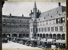 Image représentant La cour du Binnenhof, l'aile abritant la Salle des Chevaliers