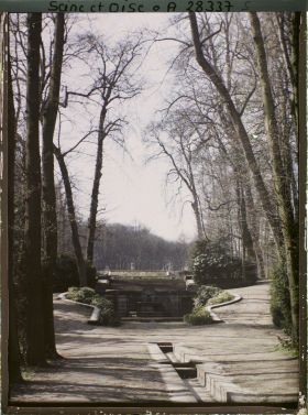 Image représentant Le bassin des Chiens et l'allée d'eau des Goulottes dans le petit parc