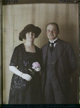 Image représentant https://musee-albert-kahn.s-museum.fr/home/NWQ2OTAwYzNmYjZlZTk1ZWQwODJmMjY4L2dlbmVyaWMtbm90aWNlLXRhYi9hdXRob3JpdHkvNjE3YTc5ZjVjZjhiODk2OGIzMzM3ZDIx/5d6900c3fb6ee95ed082f268/generic-notice-tab/authority/617a79ebcf8b8968b3337675 Monsieur Riviera et  https://musee-albert-kahn.s-museum.fr/home/NWQ2OTAwYzNmYjZlZTk1ZWQwODJmMjY4L2dlbmVyaWMtbm90aWNlLXRhYi9hdXRob3JpdHkvNjE3YTc5ZjVjZjhiODk2OGIzMzM3ZDIx/5d6900c3fb6ee95ed082f268/generic-notice-tab/authority/617a79ebcf8b8968b3337676 son épouse