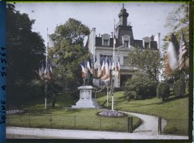 Image représentant Statue de Benjamin Franklin (place du Trocadéro) décorée pour le 9ème congrès de la Légion Américaine (American Legion)