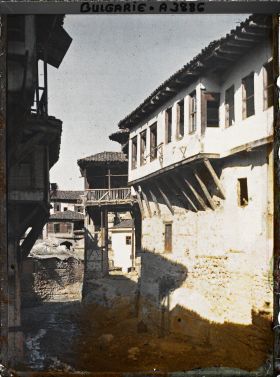 Image représentant Rue de terre battue bordée de maisons en étages