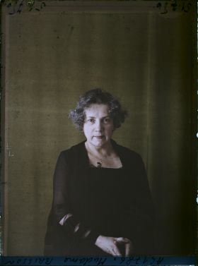 Image représentant https://musee-albert-kahn.s-museum.fr/home/NWQ2OTAwYzNmYjZlZTk1ZWQwODJmMjY4L2dlbmVyaWMtbm90aWNlLXRhYi9hdXRob3JpdHkvNjE3YTc5ZjVjZjhiODk2OGIzMzM3ZDIx/5d6900c3fb6ee95ed082f268/generic-notice-tab/authority/617a79ebcf8b8968b333698b Madame Brisson