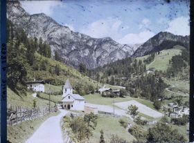 Image représentant La chapelle et le village de San Cipriano (St. Zyprian) au pied du massif du Catinaccio (Rosengarten)