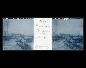 Image représentant Ming Shisanling ("Treize Tombeaux des Ming"). Shendao ("voie de l'Ame") et, à l'arrière-plan, Dahongmen ("Grande Porte Rouge") ainsi que les vestiges du mur d'enceinte
