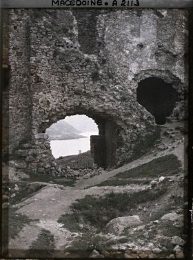 Image représentant Vue à travers l'échancrure de la vieille forteresse et le golfe du lac dans le fond