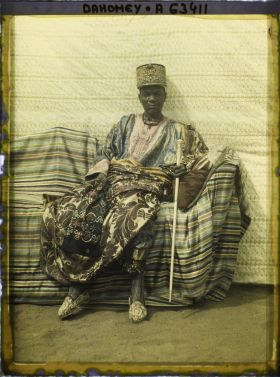 Image représentant Le roi Tôli sur son sofa