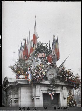 Image représentant La statue de Lille décorée de drapeaux et de fleurs place de la Concorde