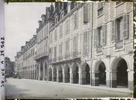 Image représentant Un côté de la place des Vosges