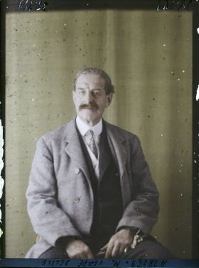 Image représentant https://musee-albert-kahn.s-museum.fr/home/NWQ2OTAwYzNmYjZlZTk1ZWQwODJmMjY4L2dlbmVyaWMtbm90aWNlLXRhYi9hdXRob3JpdHkvNjE3YTc5ZjVjZjhiODk2OGIzMzM3ZDIx/5d6900c3fb6ee95ed082f268/generic-notice-tab/authority/617a79ebcf8b8968b33379c7 Monsieur Verdé Delisle