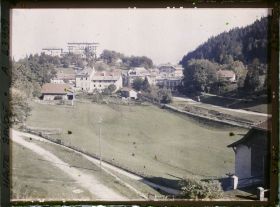 Image représentant Le village de Saint-Cergue et le Grand Hôtel de l'Observatoire vus de la route de La Cure