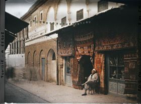 Image représentant Un marchand de tapis, d'armes blanches et d'antiquité dans le Souk Djamaa ez Zitouna, au pied de la façade de la Grande mosquée