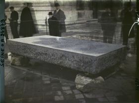 Image représentant La dalle qui sera posée sur la tombe du soldat inconnu le 28 janvier 1921, sous l'Arc de Triomphe