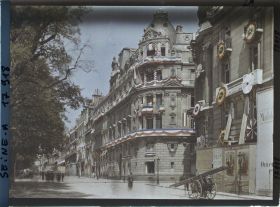 Image représentant Immeuble décoré sur les Champs-Elysées, à l'angle de la rue Washington, après les fêtes de la Victoire des 13 et 14 juillet
