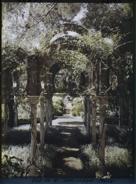 Image représentant Arceaux et colonnade ouvrant sur une cascade de terrasses du jardin de la villa Cypris