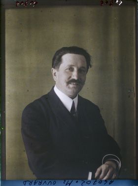 Image représentant https://musee-albert-kahn.s-museum.fr/home/NWQ2OTAwYzNmYjZlZTk1ZWQwODJmMjY4L2dlbmVyaWMtbm90aWNlLXRhYi9hdXRob3JpdHkvNjE3YTc5ZjVjZjhiODk2OGIzMzM3ZDIx/5d6900c3fb6ee95ed082f268/generic-notice-tab/authority/617a79ebcf8b8968b33374de Monsieur Ouvrard