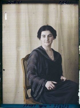 Image représentant https://musee-albert-kahn.s-museum.fr/home/NWQ2OTAwYzNmYjZlZTk1ZWQwODJmMjY4L2dlbmVyaWMtbm90aWNlLXRhYi9hdXRob3JpdHkvNjE3YTc5ZjVjZjhiODk2OGIzMzM3ZDIx/5d6900c3fb6ee95ed082f268/generic-notice-tab/authority/617a79ebcf8b8968b333711c Mademoiselle Lange