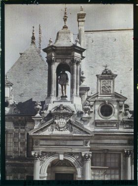 Image représentant La statue d'Henri IV, Le campanile de l'Hôtel de Ville