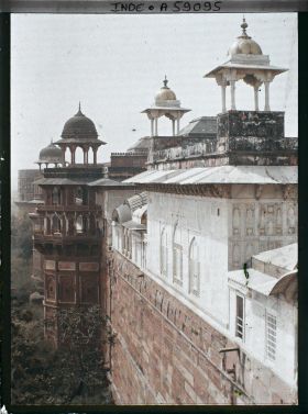 Image représentant Vue sur l'enceinte du fort Rouge (Lal Qila) et les pavillons du palais privé (Khas Mahal) dominés par des chhatris