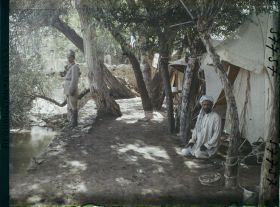 Image représentant (Sur le fleuve Logar au sud-ouest de Kaboul), campement de la "Mission d'Études des Chemins de fer de l'Afghanistan" sur les rives du Logar