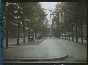 Image représentant L'avenue de la Grande-Armée décorée de drapeaux pour les fêtes de la Victoire des 13 et 14 juillet 1919