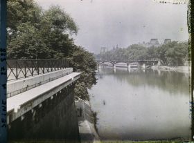 Image représentant Vue sur le Louvre et le pont des Arts depuis l'île de la Cité (pointe du Vert-Galant)