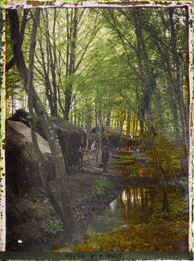 Image représentant Les écuries d'un camp militaire en forêt de Compiègne