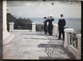 Image représentant La baronne Bertha von Schoen et ses enfants Marie-Yvonne et Wilhelm Albrecht sur la terrasse de la villa Kahn