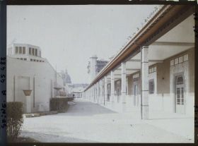Image représentant L'Exposition des arts décoratifs, Galeries des sections étrangères. A gauche le Pavillon de Lyon-St Etienne