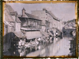 Image représentant Maisons anciennes et lavoirs au bord de l'Eure, au fond le pont Saint-Hilaire