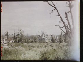 Image représentant France, Pinon, Un Coin de Pinon et, au fond, le Château
