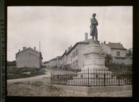 Image représentant France, Jaulny, Monumt aux Morts et Grande rue