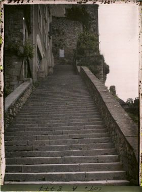 Image représentant France, Roc-Amadour, L'escalier que les pélerins montent à genoux
