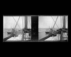 Image représentant le Lützow croise des bateaux sur le canal de Suez