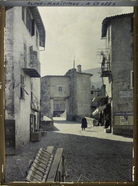 Image représentant L'entrée du pont vieux à péage, pont fortifié au coeur du village