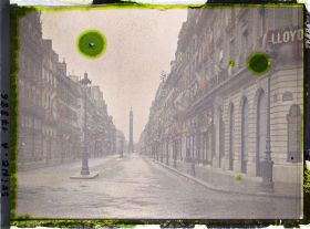 Image représentant La rue de la Paix décorée des drapeaux alliés pour les fêtes de la Victoire des 13 et 14 juillet, au loin la colonne Vendôme