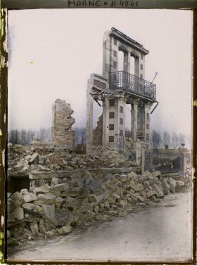 Image représentant La maison en ruine de M. Peronne dans la Grande-Rue